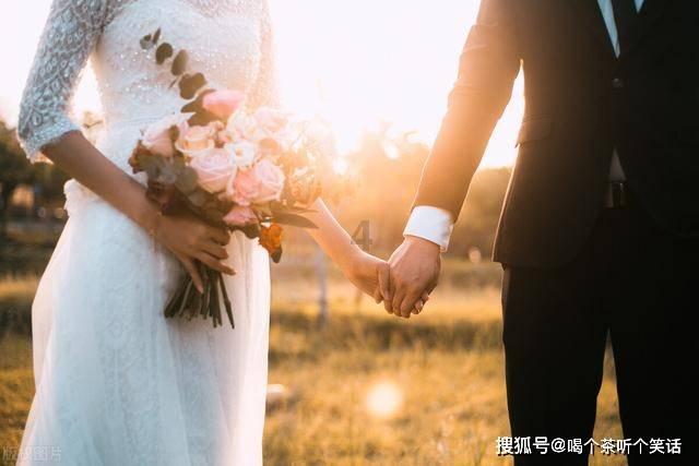 一楼业主霸占公共绿地 竟绕楼私搭一圈阳光房！