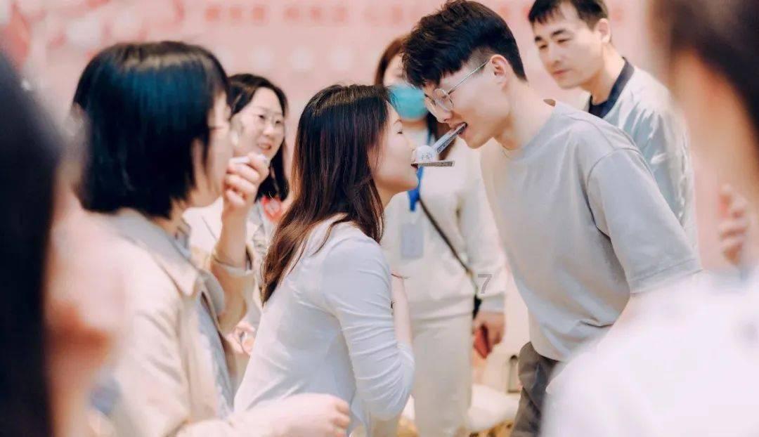 公交车上女子发病 好司机闯红灯救人