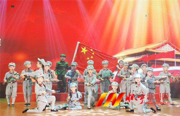 辣目洋子曾登上《男人装》泳装造型搭配灿烂笑容,性感又明媚